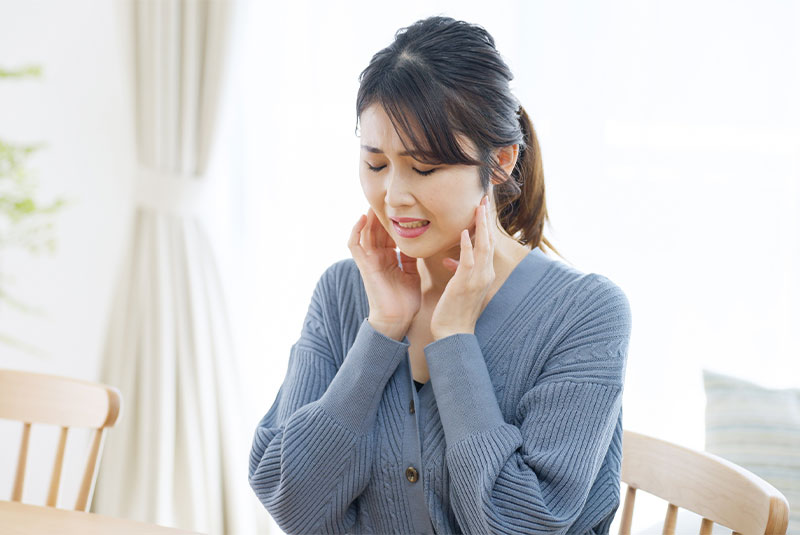 female having mouth and jaw pain